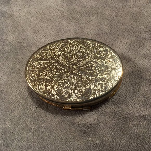 VINTAGE FRAGONARD LIMOGES COURTING COUPLE PILL BOX AND A MINIATURE VASE - Picture 3 of 13